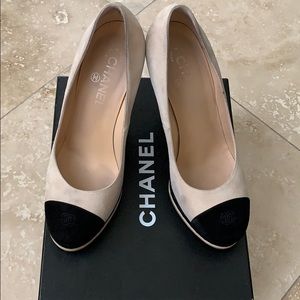 Chanel nude and black suede pumps size 40